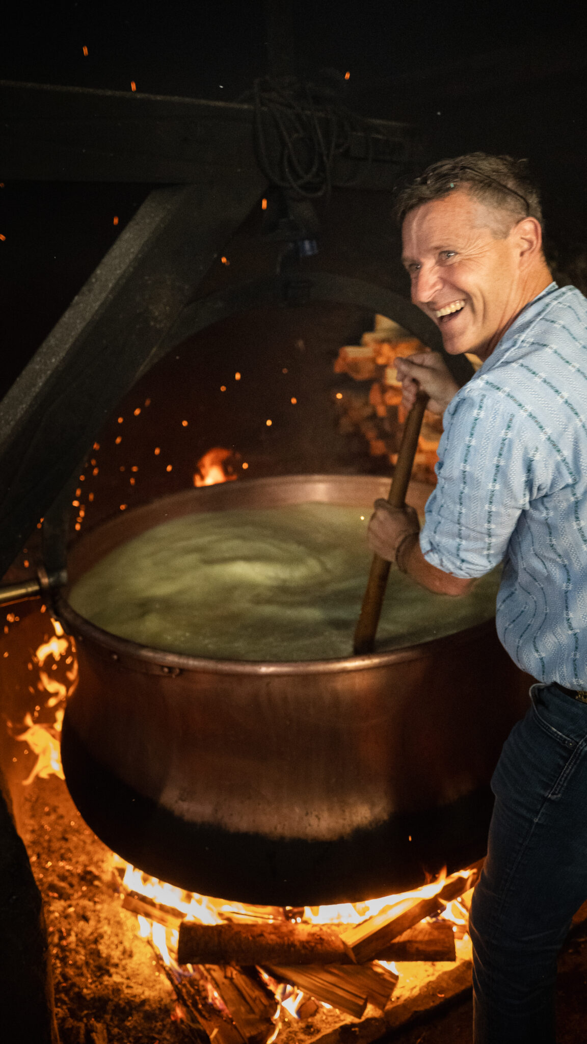 Jean-Marie Droz préparant du fromage authentique Gruyère en chalet d'alpage